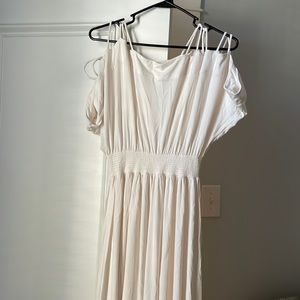 Ingrid & Isabel Maternity Dress in offwhite/cream color.